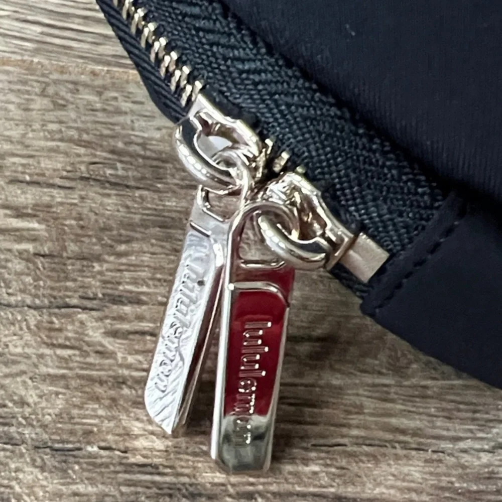 Lululemon Heart Wristlet NEW Black Gold Zipper Valentines Day 3D - Picture 5 of 5